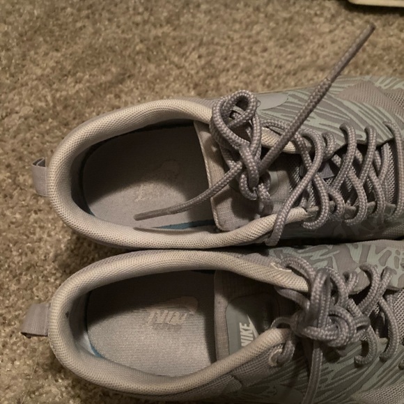 Nike Shoes 8.5 - Picture 8 of 8